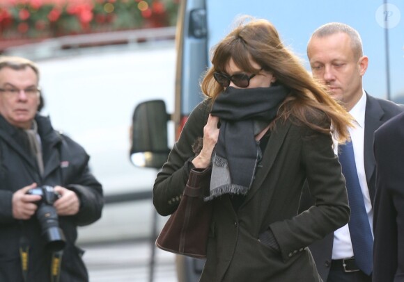 Carla Bruni arrive aux obsèques de Kate Barry en l'église Saint-Roch à Paris, le 19 décembre 2013.