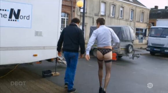 Guillaume Canet dévoile ses fesses en string dans Le Débarquement sur Canal+ le vendredi 20 décembre 2013