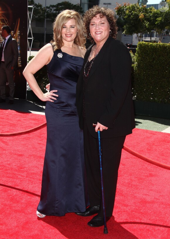 Dot Marie Jones, star de Glee, et sa compagne arrivent aux Emmy Awards en septembre 2013