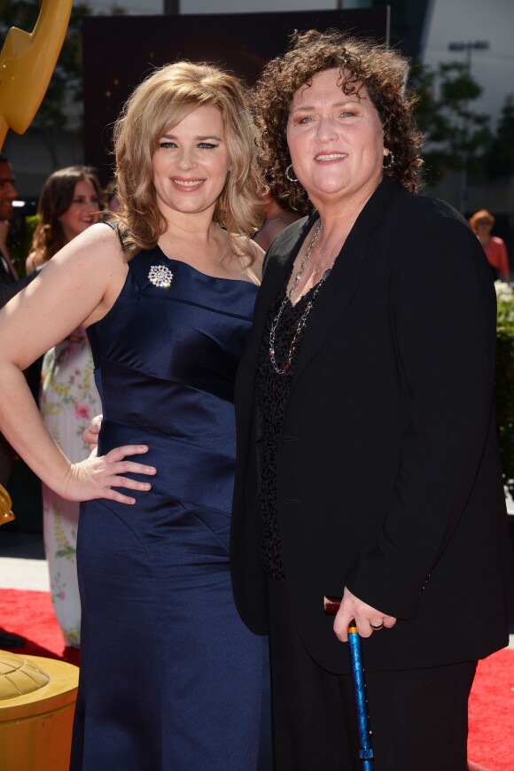 Dot-Marie Jones et Bridgett Casteen lors des Emmy Awards en septembre 2013. Le couple s'est dit oui le 21 décembre 2013 à Los Angeles
