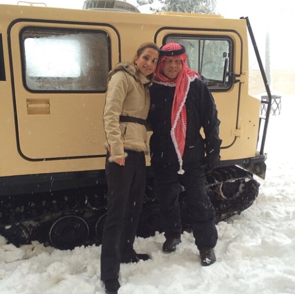 Le roi Abdullah II de Jordanie et sa reine Rania, lors de leurs vacances à la montagne en décembre 2013. Photo postée sur Instagram