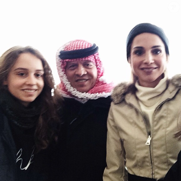 Abdullah II, Rania et Iman de Jordanie, cliché de famille en marge de leurs vacances au ski. Photo postée sur Instagram et Twitter