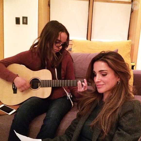 Rania de Jordanie capturée dans un moment de complicité avec sa fille Iman, qui pratique la guitare. Photo postée sur Instagram
