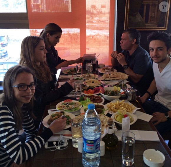 Repas de famille en toute simplicité pour la famille royale de Jordanie !
Photo postée sur Instagram
