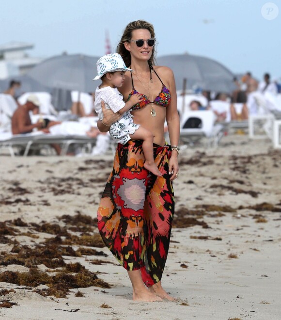Molly Sims, superbe en bikini, avec son fils Brooks sur la plage à Miami, le 23 décembre 2013.