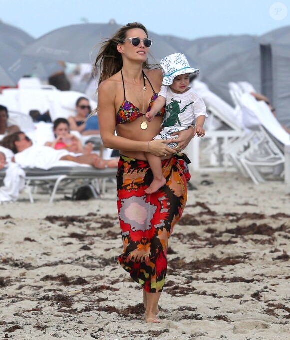 Molly Sims, son mari Scott Stuber et leur fils Brooks sur la plage à Miami, le 23 décembre 2013.