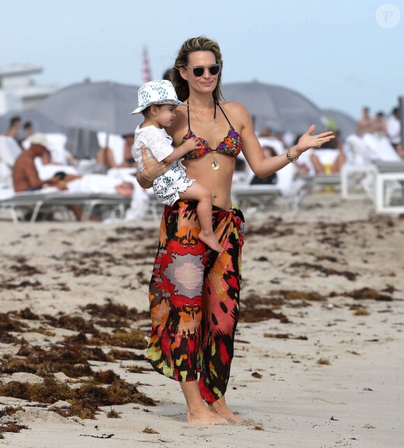 Molly Sims, son mari Scott Stuber et leur fils Brooks sur la plage à Miami, le 23 décembre 2013.