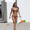 Molly Sims, superbe en bikini sur la plage à Miami, le 23 décembre 2013.