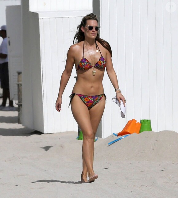 Molly Sims, superbe en bikini sur la plage à Miami, le 23 décembre 2013.