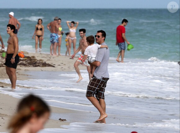 Molly Sims, son mari Scott Stuber et leur fils Brooks à Miami, le 23 décembre 2013.
