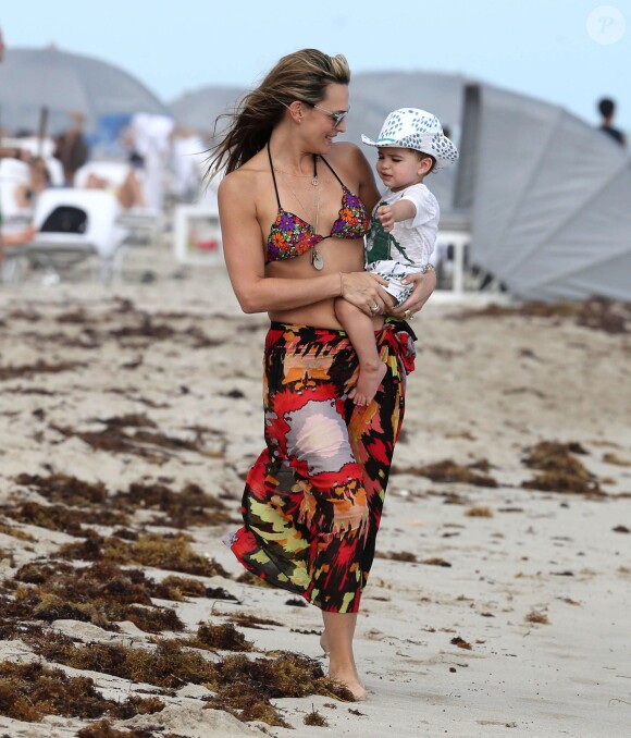 Molly Sims, son mari Scott Stuber et leur fils Brooks sur la plage à Miami, le 23 décembre 2013.