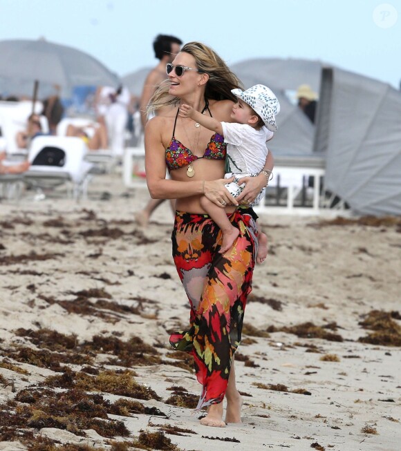 Molly Sims, son mari Scott Stuber et leur fils Brooks sur la plage à Miami, le 23 décembre 2013.