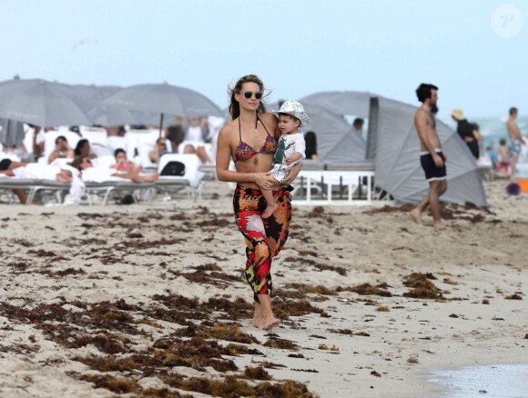 Molly Sims, son mari Scott Stuber et leur fils Brooks sur la plage à Miami, le 23 décembre 2013.