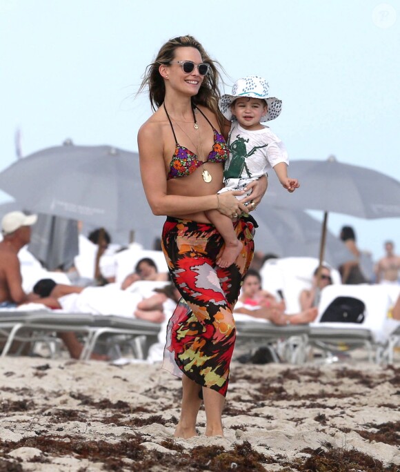 Molly Sims, son mari Scott Stuber et leur fils Brooks sur la plage à Miami, le 23 décembre 2013.