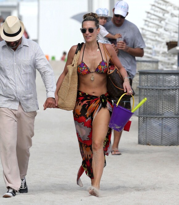 Molly Sims, son mari Scott Stuber et leur fils Brooks sur la plage à Miami, le 23 décembre 2013.