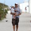 Molly Sims, son mari Scott Stuber et leur fils Brooks sur la plage à Miami, le 23 décembre 2013.