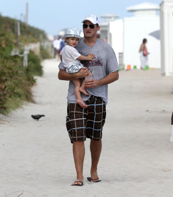 Molly Sims, son mari Scott Stuber et leur fils Brooks sur la plage à Miami, le 23 décembre 2013.
