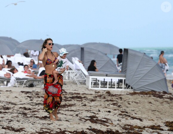 Molly Sims, son mari Scott Stuber et leur fils Brooks sur la plage à Miami, le 23 décembre 2013.