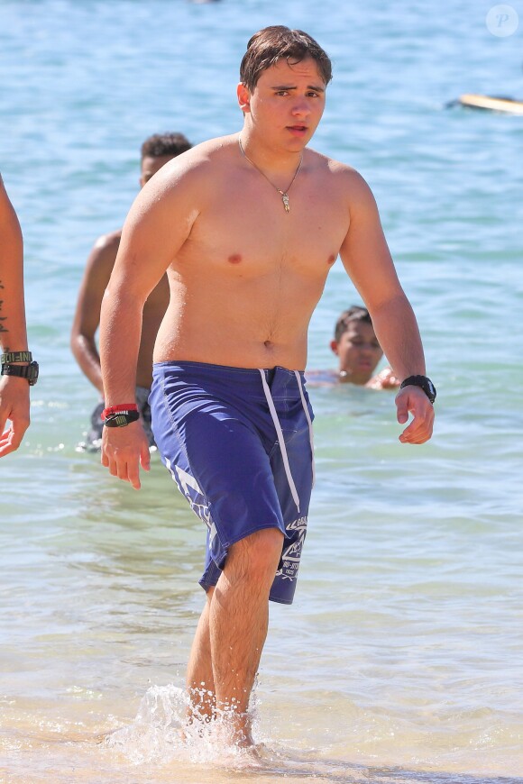 Prince Jackson se baigne sur une plage d'Honolulu, le 24 décembre 2013.