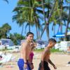 Prince Jackson en compagnie de ses cousins sur une plage d'Honolulu, le 24 décembre 2013.