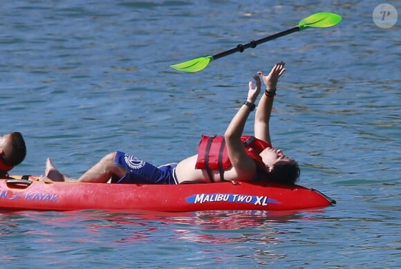 Prince Jackson se la coule douce lors d'une activité canoë-kayak avec des amis en vacances à Hawaï, le 24 décembre 2013.