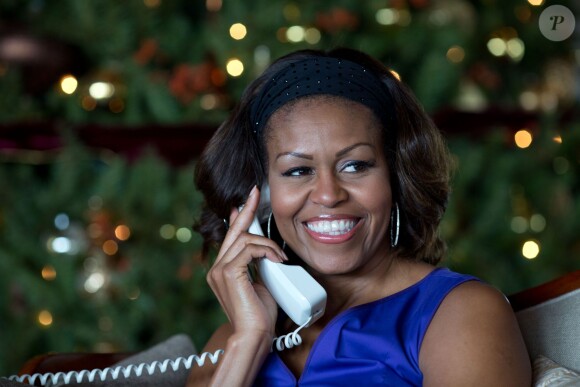 Michelle Obama, le 24 décembre 2013, a passé quelques coups de téléphone à des petits enfants américains pour les prévenir de l'arrivée du Père Noël depuis son domicile de Hawaï.
