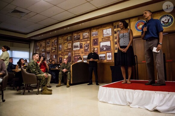 Barack Obama et Michelle ont passé le 25 décembre avec des familles de militaires américains à l'US Marine Corps Base à Hawaï. Une journée placée sous le signe de la soliarité
