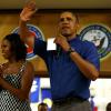 Merry Xmas ! Barack Obama et Michelle ont passé le 25 décembre avec des familles de militaires américains à l'US Marine Corps Base à Hawaï.