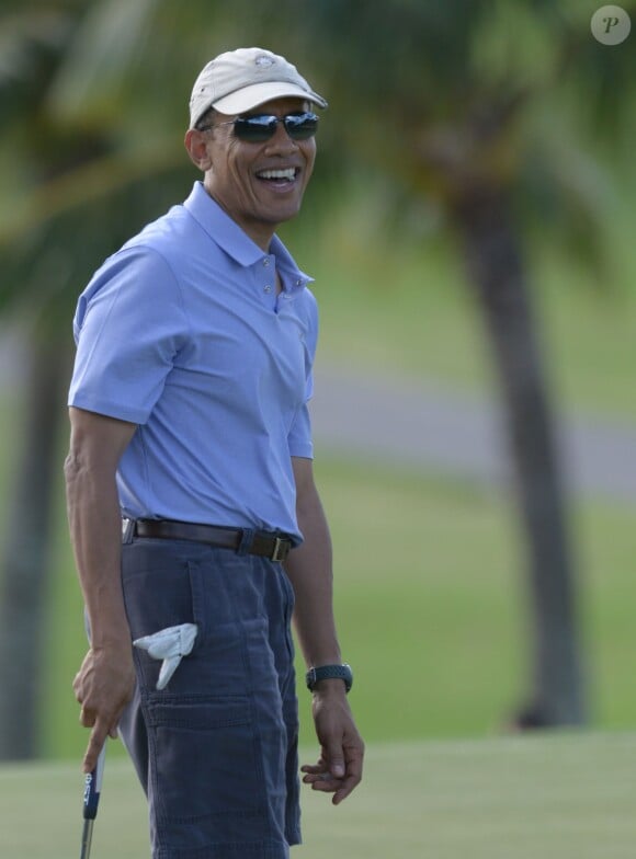 Barack Obama ne passe pas incognito sur le green ! Ici, lors d'une partie de golf à Hawaï le 23 décembre 2013