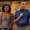Barack Obama et Michelle ont passé le 25 décembre avec des familles de militaires américains à l'US Marine Corps Base à Hawaï.