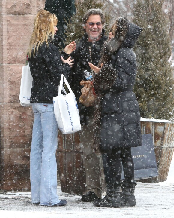 Melanie Griffith, Kurt Russell et Goldie Hawn - Kurt Russell et Goldie Hawn font du shopping avec leur fils Oliver Hudson et sa femme Erinn Bartlett a Aspen dans le Colorado le 24 decembre 2013.  Actor Kurt Russell, Goldie Hawn, her son Oliver Hudson and his wife Erinn Bartlett out doing some last minute Christmas shopping in Aspen, Colorado on December 24, 2013. While out shopping the family ran into Melanie Griffith who was also finishing up her Christmas shopping. FameFlynet, Inc - Beverly Hills, CA, USA - +1 (818) 307-481324/12/2013 - Aspen