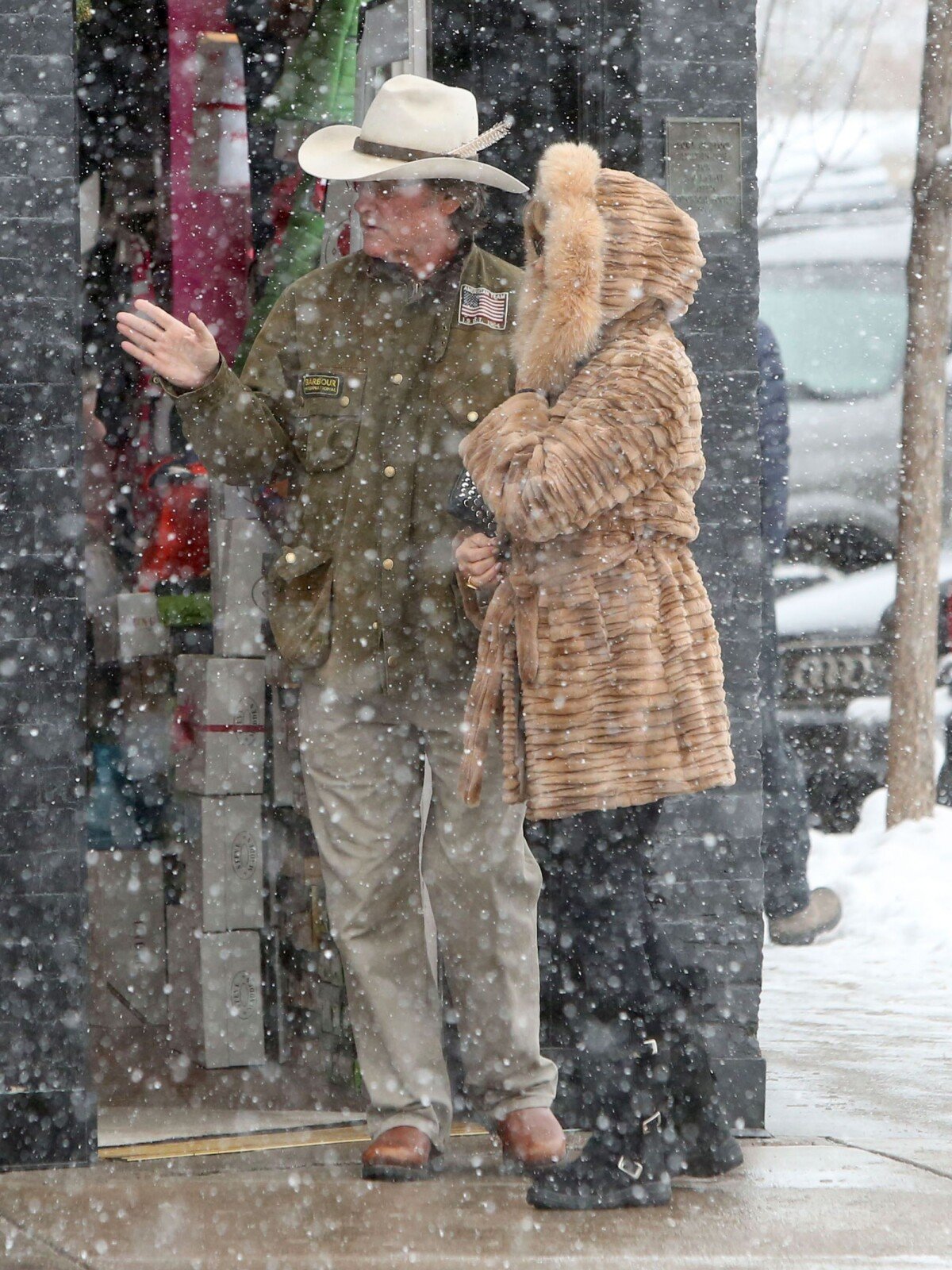 Vidéo : Kurt Russell et Goldie Hawn bravent la neige pour aller faire