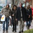 Kurt Russell et Goldie Hawn font du shopping avec Oliver Hudson et sa femme Erinn Bartlett à Aspen dans le Colorado le 24 décembre 2013.