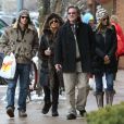 Kurt Russell et Goldie Hawn font du shopping avec Oliver Hudson et sa femme Erinn Bartlett à Aspen dans le Colorado le 24 décembre 2013.