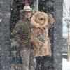 Kurt Russell et Goldie Hawn bravent la neige pour aller faire du shopping à Aspen dans le Colorado le 20 décembre 2013.