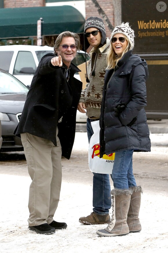 Kurt Russell, Oliver Hudson et sa femme Erinn Bartlett à Aspen dans le Colorado le 24 décembre 2013.