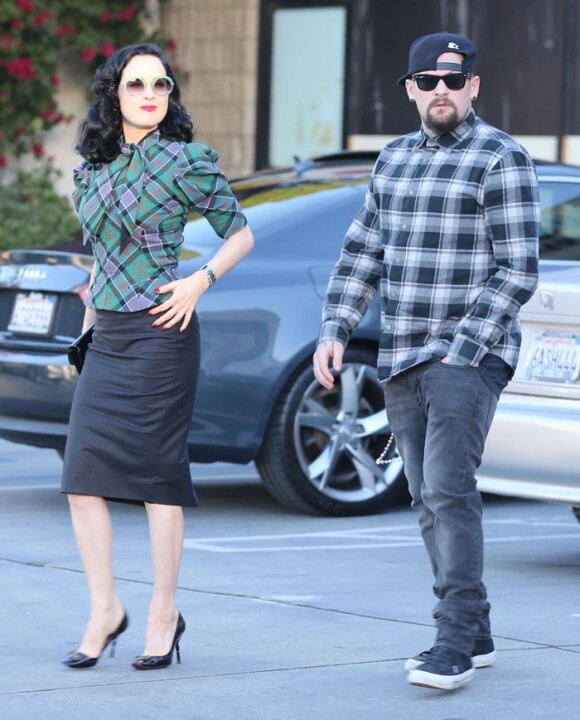 Exclusif - Benji Madden et Dita Von Teese dans les rues de Los Angeles, le 24 décembre 2013.