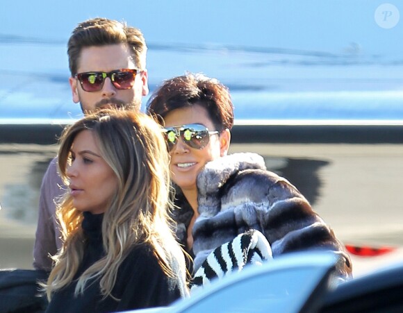 Kim Kardashian, Kris Jenner, Scott Disick partent en jet privé de l'aéroport de Los Angeles, le 27 décembre 2013, passer quelques jours de vacances à Aspen.