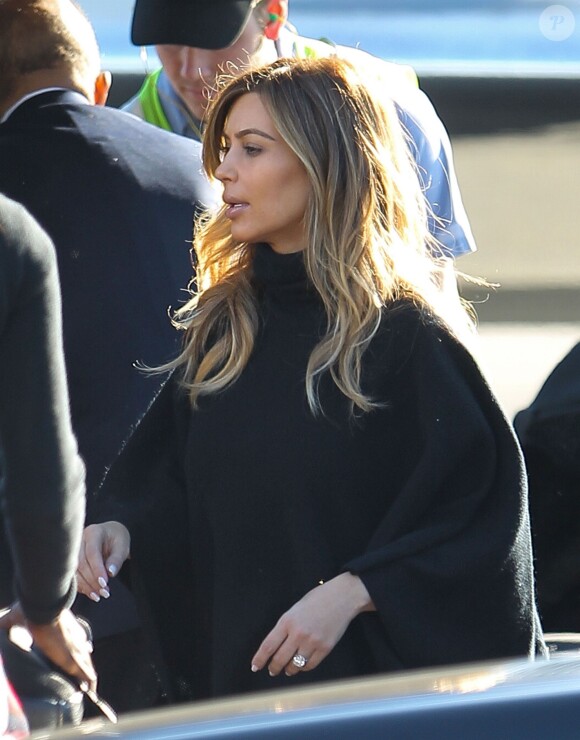 Kim Kardashian part en jet privé avec sa famille de l'aéroport de Los Angeles, le 27 décembre 2013 passer quelques jours de vacances à Aspen.