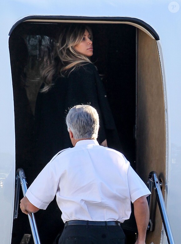 Kim Kardashian part en jet privé avec sa famille de l'aéroport de Los Angeles, le 27 décembre 2013.