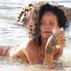 Rihanna boit une bière bien fraîche au bord de l'eau lors de ses vacances à la Barbade, le 28 décembre 2013.