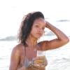 Rihanna boit une bière bien fraîche à la plage pendant ses vacances à la Barbade, le 28 décembre 2013.