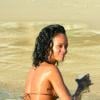 Rihanna savoure une bière bien fraîche à la plage lors de ses vacances à la Barbade, le 28 décembre 2013.