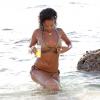 Rihanna savoure une bière bien fraîche à la plage lors de ses vacances à la Barbade, le 28 décembre 2013.