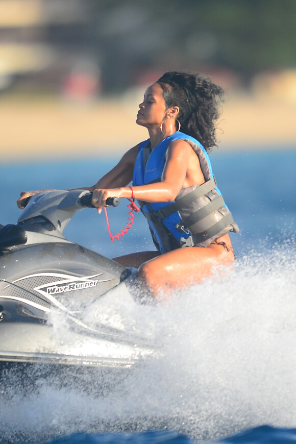 Rihanna fait du jet-ski à la Barbade, le 28 décembre 2013.