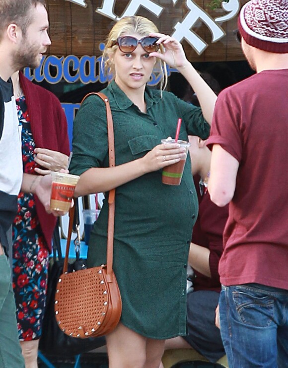 Exclusif - L'actrice Teresa Palmer, enceinte, et son époux Mark Webber, se rendent au restaurant à Los Angeles, en compagnie des membres de leurs familles, le 27 décembre 2013.