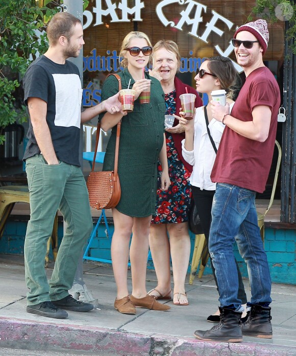 Exclusif - Teresa Palmer, et son époux Mark Webber, se rendent au restaurant à Los Angeles, en compagnie des membres de leurs familles, le 27 décembre 2013.