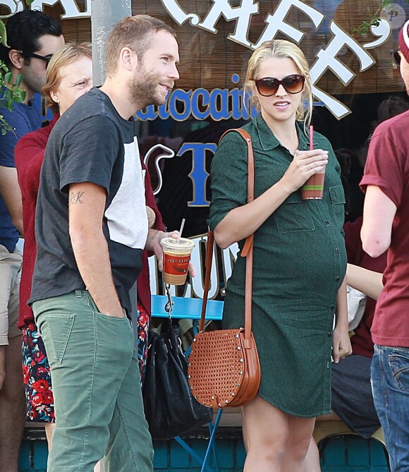 Exclusif - Teresa Palmer, enceinte, et son époux Mark Webber, se rendent au restaurant à Los Angeles, en compagnie des membres de leurs familles, le 27 décembre 2013.