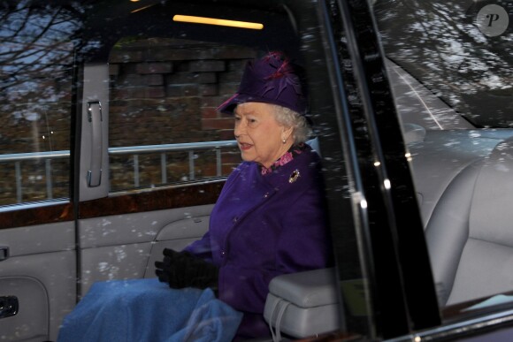 La reine Elizabeth II repart de l'église de Sandringham après la messe du 29 décembre 2013