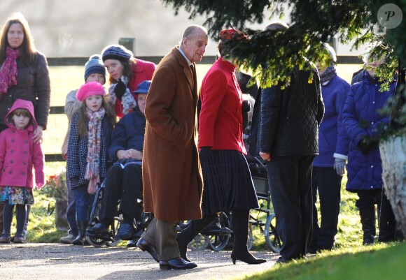 Le duc d'Edimbourg et la princesse Anne arrivent à l'église de Sandringham pour la messe du 29 décembre 2013